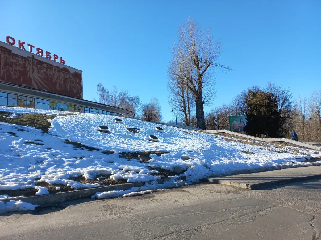 10.02.2022 г. Могилев, микрорайон «Мир-1». Спят цветочные часы на подходе к «Октябрю»... Кстати, малость подстриженный тополь справа — дерево Юры Подольского. Того
