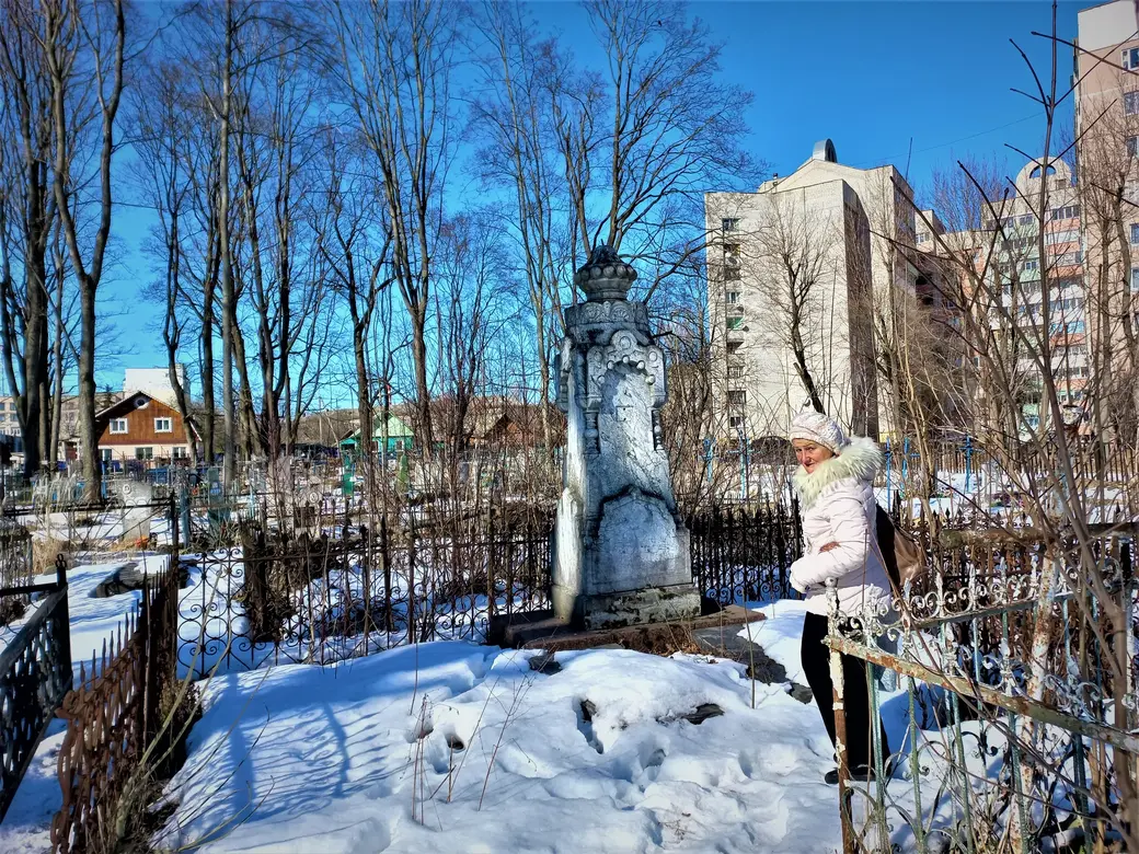 10.02.2022 г. Могилев, микрорайон «Мир-1». Спят часы, и люди спят, на Воскресенском кладбище. Жизнь, она ведь такая, часть нашего "Мира"...