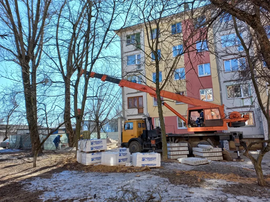 10.02.2022 г. Могилев, микрорайон «Мир-1». Сегодня многие «хрущевки» микрорайона активно реставрируются