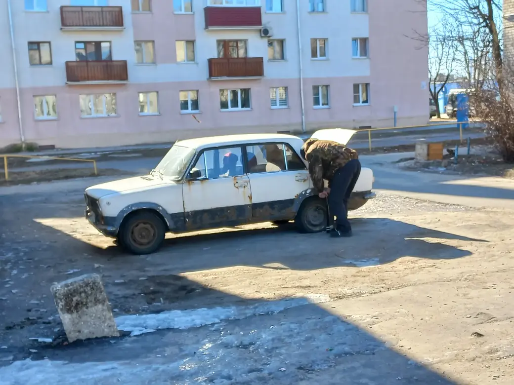 10.02.2022 г. Могилев, микрорайон «Мир-1». И заводится не всегда, и с колесами порой проблемы. Зато старый друг... Он лучше новых двух