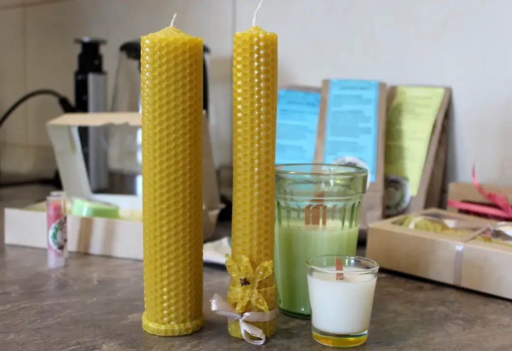 Свечи, в зависимости от сырья и размера, стоят от 4 до 10 рублей.