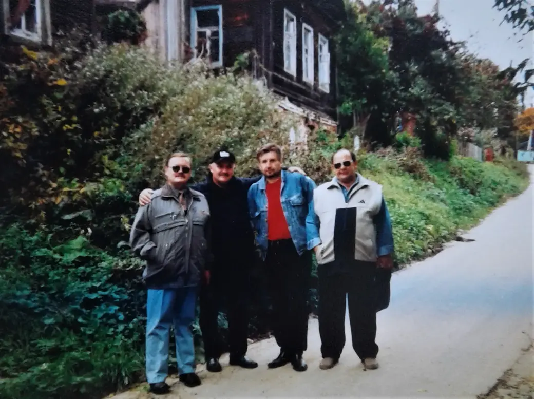 От улицы Чехова до «Березки» – рукой подать. В черных очках – Вася Мак и Гена Хак. Середина 1990-х годов