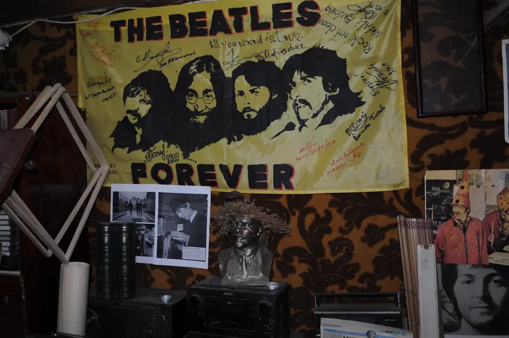 Фрагмент домашнего музейчика «Битлз» Володи Кутузова. За такое трепетное отношение к истории ливерпульской четверки ему тоже можно уже отжалеть орден Британской империи.