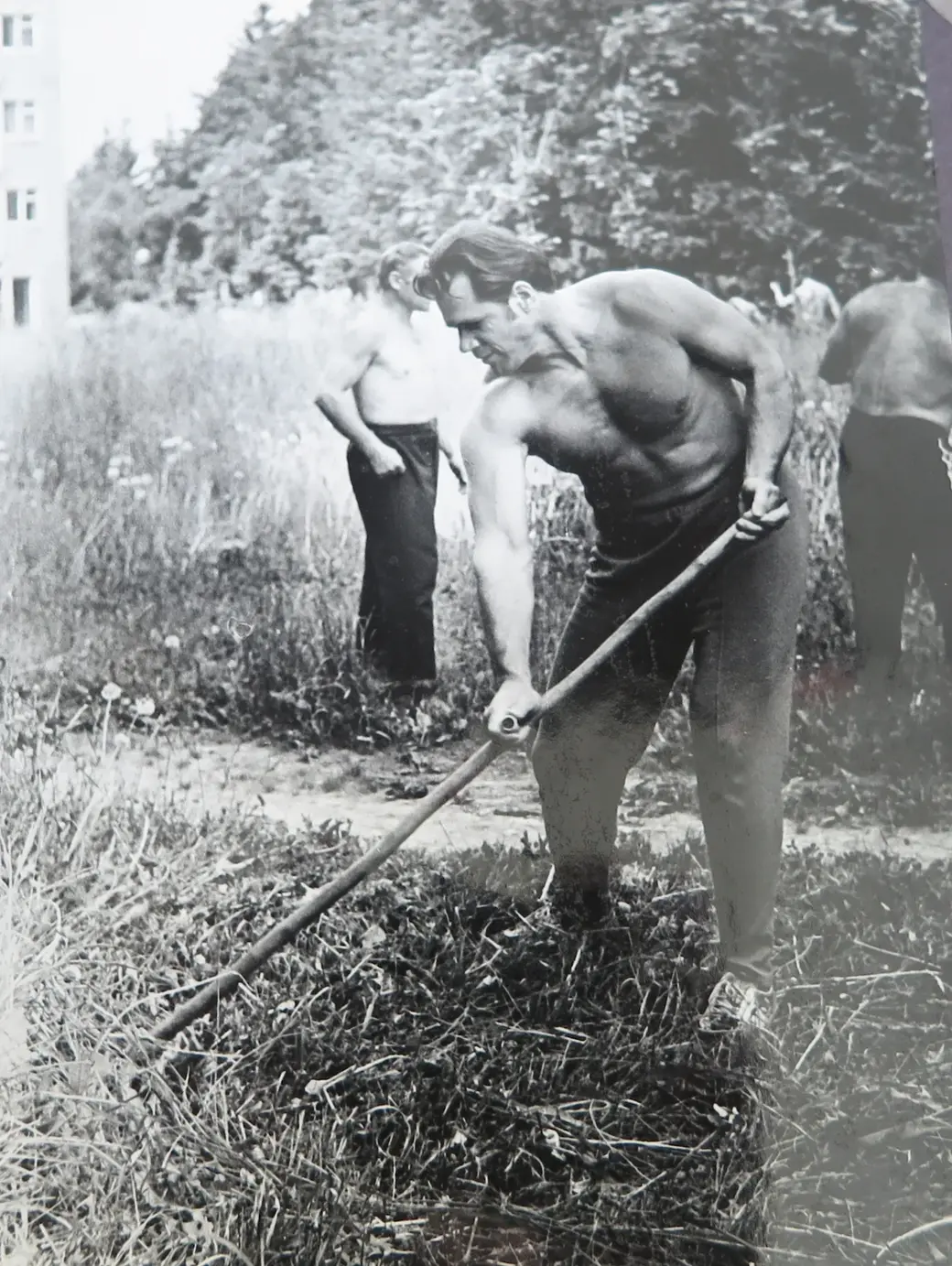 В детстве Анатолий Лобачев много работал физически. К сожалению, фотографий из того периода нет. Фото 80-х годов