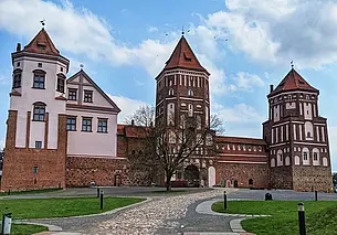 «Грашовая» кругосветка» могилевчанина: тайны Мирского замка