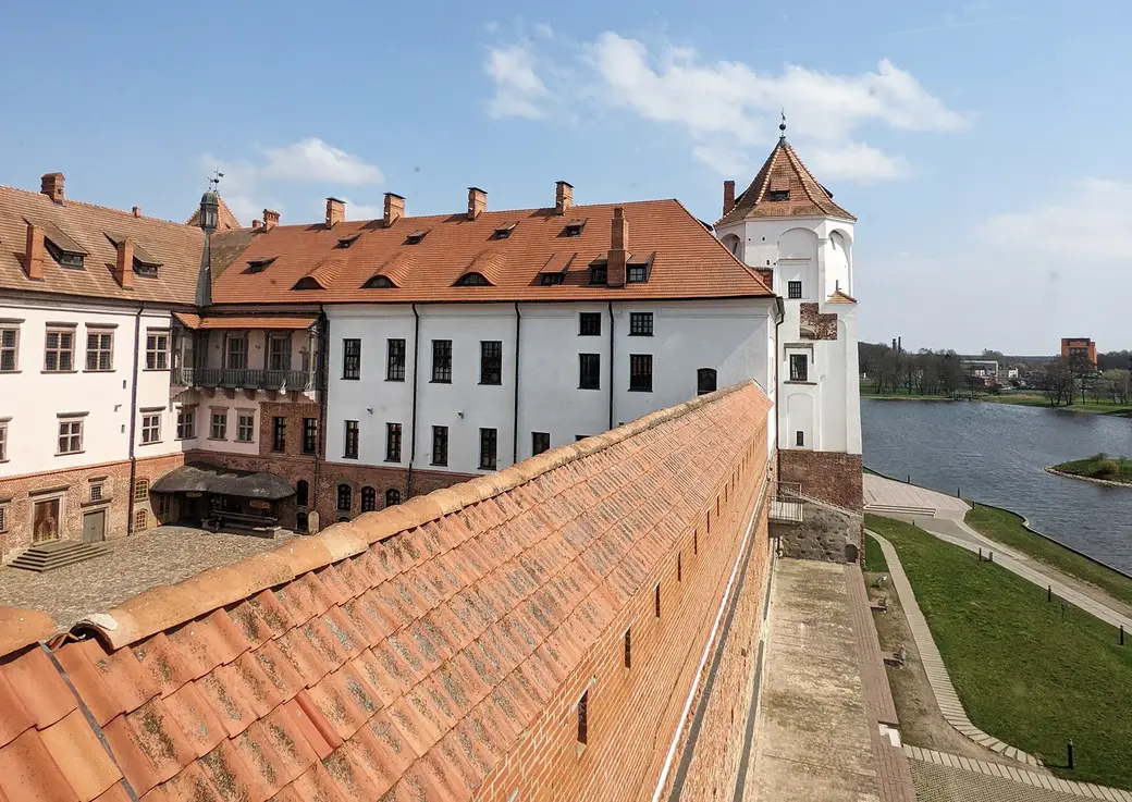 Мирский замок. Справа - то самое озеро