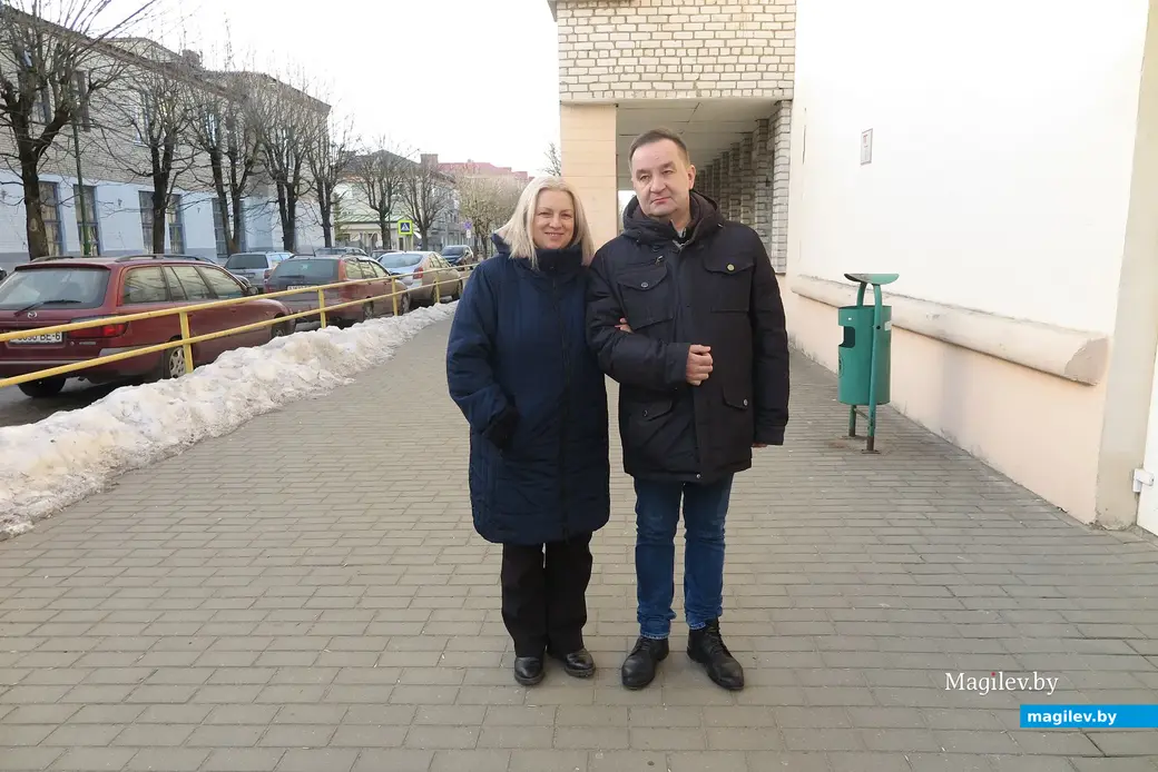 Март 2022 г. Могилев, у входа в облорганизацию инвалидов по зрению. Наших героев многие могилевчане знают в лицо - они часто прогуливаются по городу...