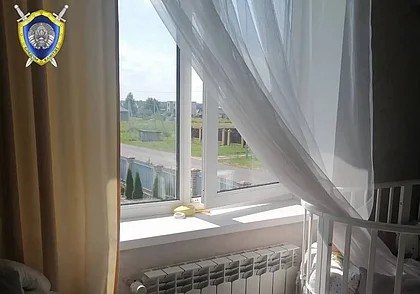 Пока мамы не было рядом: двое малышей выпали из окон в минувшую субботу в Могилевской области