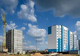 Лопнувший балконный блок, отвалившиеся обои, подтеки