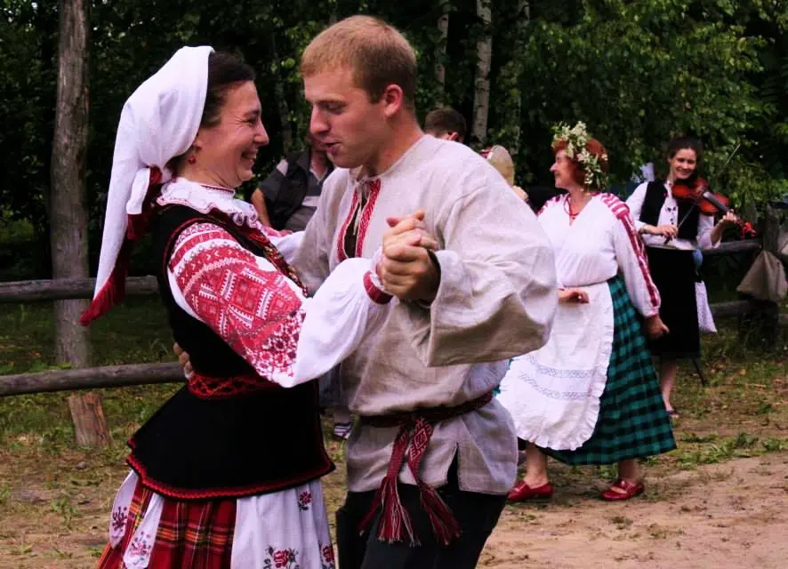 У Магілеве мясцовыя жыхары ў парках танчаць, запрашаюць усіх жадаючых. Фота мае ілюстрацыйны характар