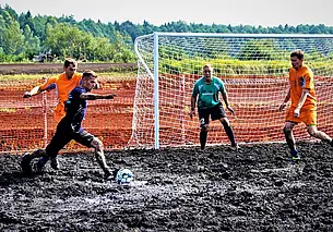 Люди на болоте: могилевчане были вторыми на Республиканском турнире по торфяному футболу