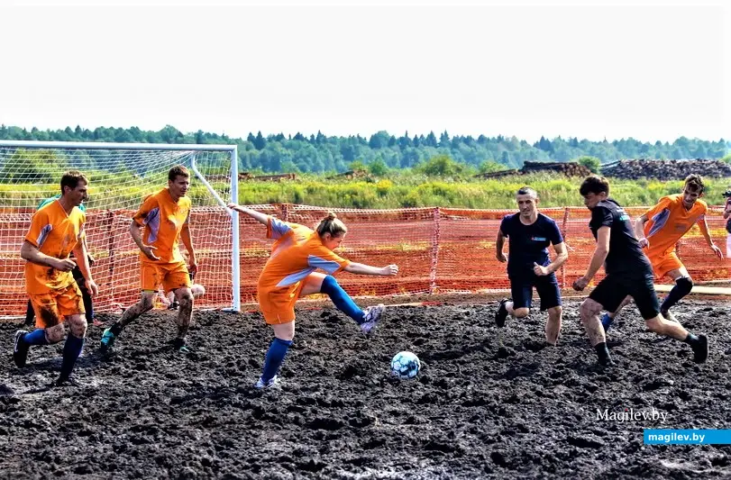 Торфяной футбол во всей красе. Фрагмент Республиканского турнира.