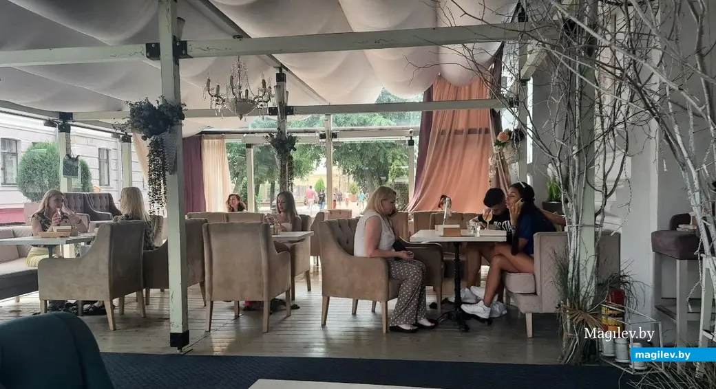 Август 2022 г. Могилев, ул. Ленинская. Кафе-бистро «Ван Гог». А вот это летняя веранда