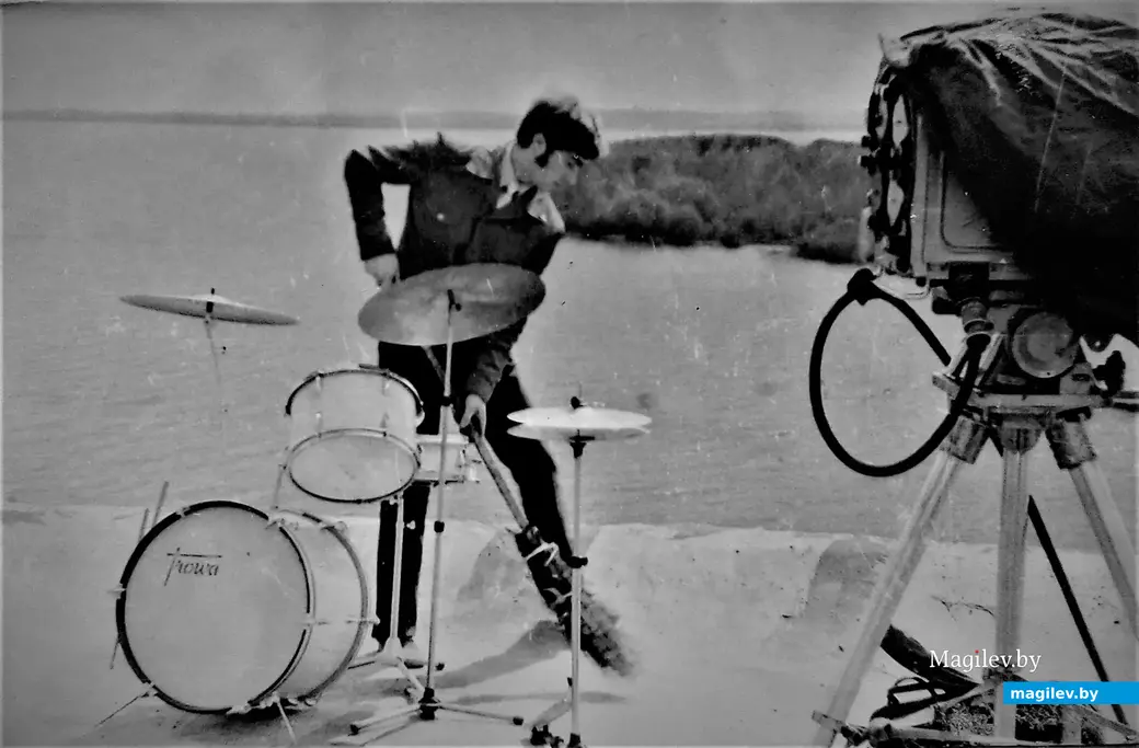 Владимир Китун на записи телепередачи на Минском море проявлял не только музыкальные способности, 1974 год.