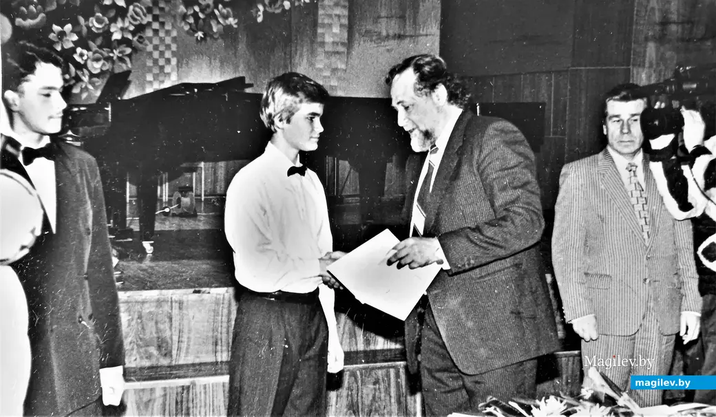 Владимир Браиловский награждает молодого музыканта. Могилев, 1990-е годы.