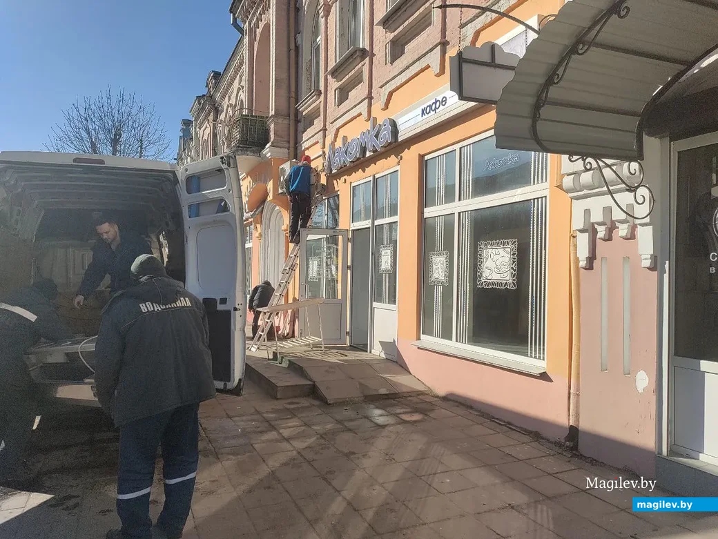 Бобруйск, улица Социалистическая, 15 марта 2022 года. Рабочие предприятия «Водоканал» выносят