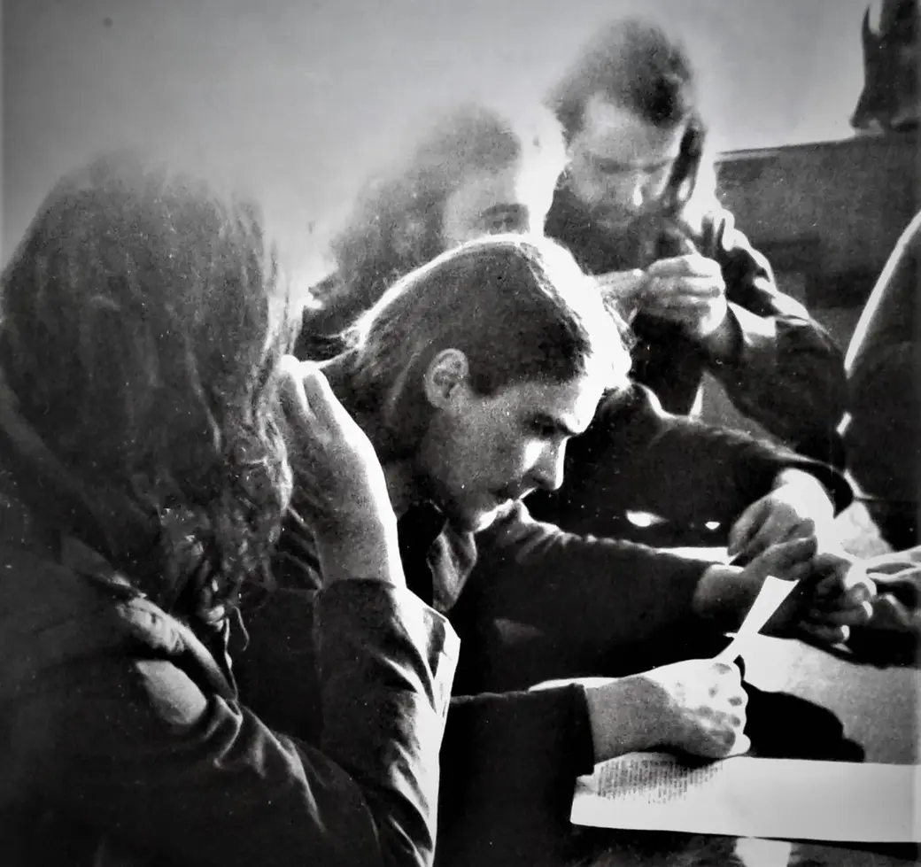 Могилевские хиппари на заседании городского рок-клуба (в центре– Слава Кот). Могилев, 1980-е