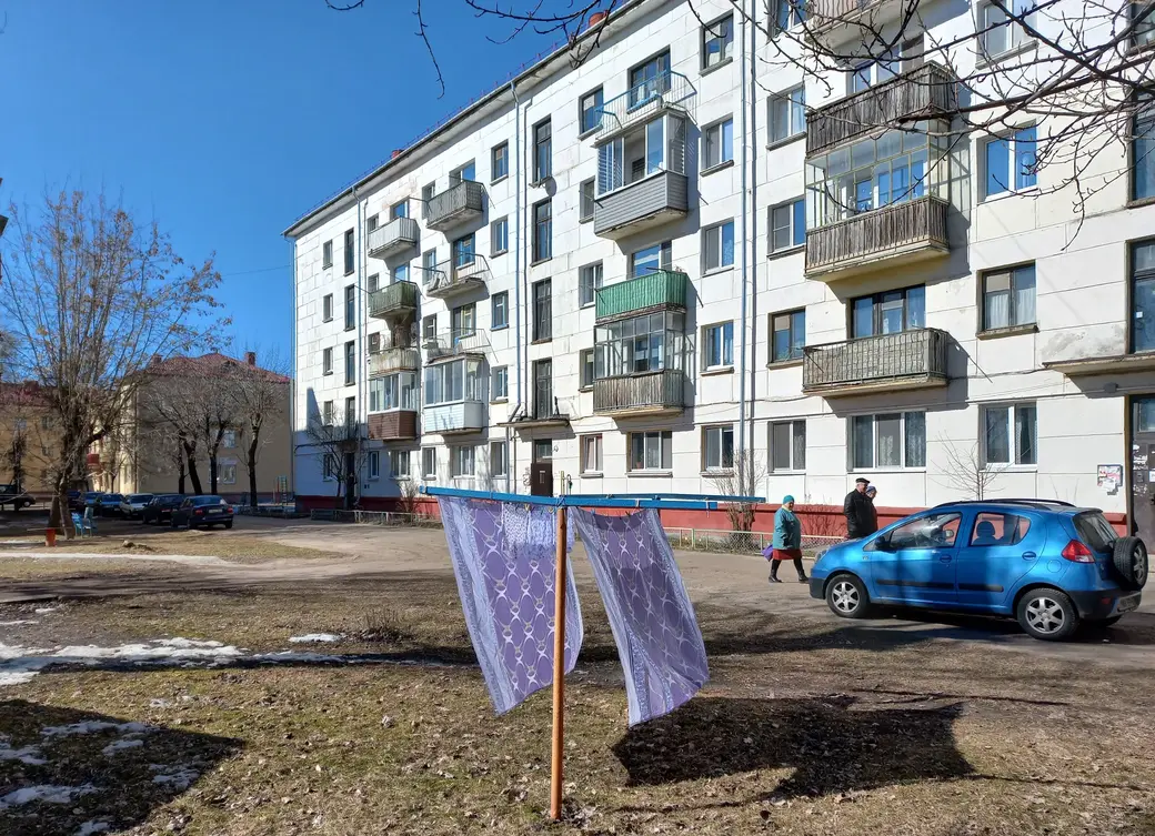 16.03.2022г. Могилев, Рабочий поселок. Дом, в котором живет Пароход. Пошитые им в 1970-1980-е годы джинсы, наверное, еще валяются у кого-то дома в кладовке.