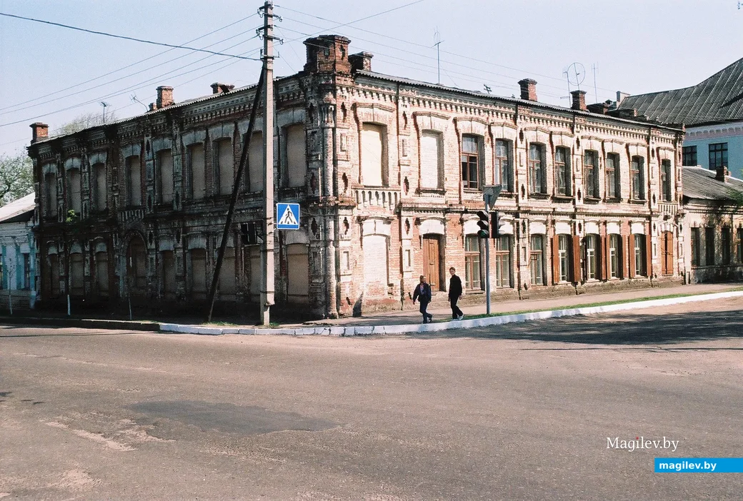 2003 год. Тот самый дом под номером 30 на углу Бахарова и Советской. Фото Александра Чугуева.