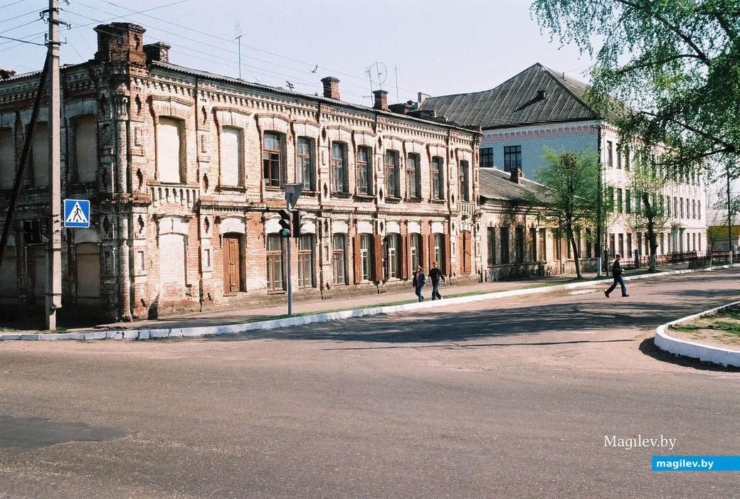 2003 год. Тот самый дом под номером 30 на углу Бахарова и Советской. Фото Александра Чугуева.