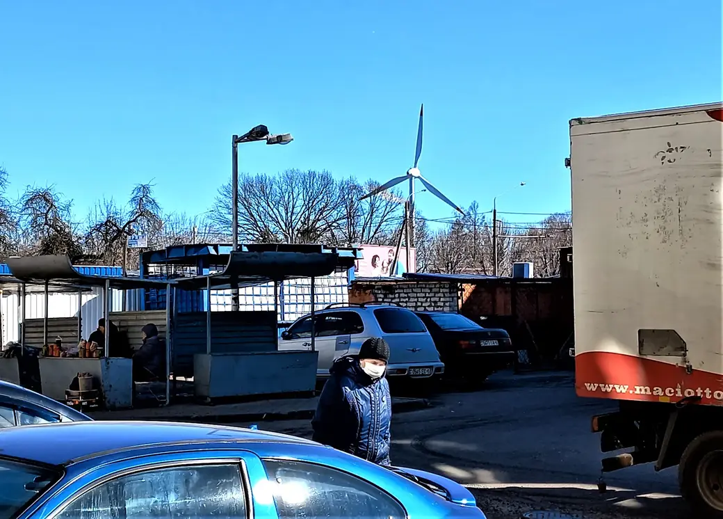 16.03.2022г. Могилев, Рабочий поселок. Ну, вы поняли, этот пропеллер (на горизонте) к знаменитому Карлсону, который живет на крыше, никакого отношения не имеет
