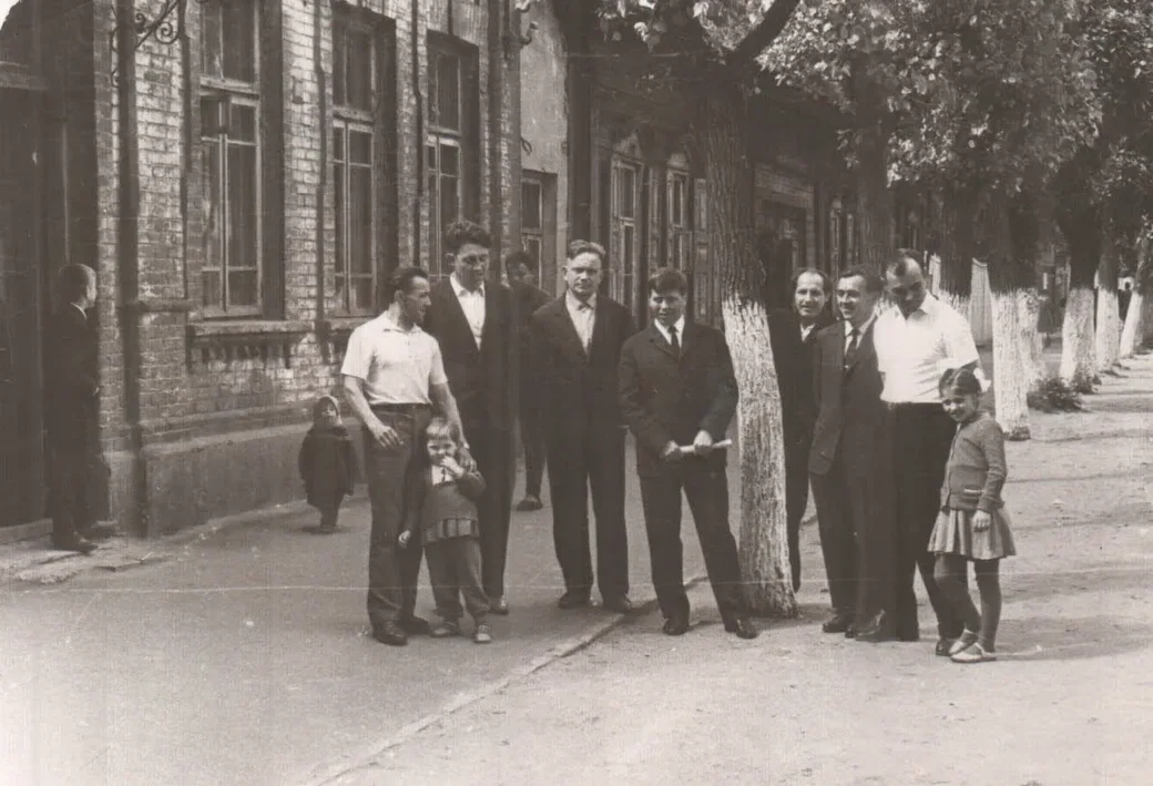 1968 год. На фото слева направо: Таня с папой (здесь ей около трех лет), дальше Михневич (имя не