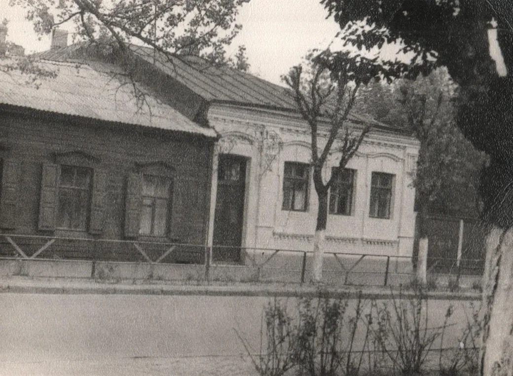 А это тот же дом в 70-х годах, после ремонта и уже без деревянной пристройки справа.