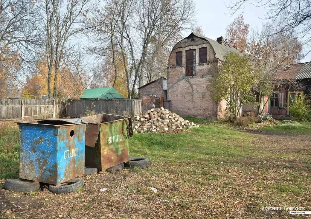 На этом фото тот самый флигель. Фото нашего фотокора 2015 года.