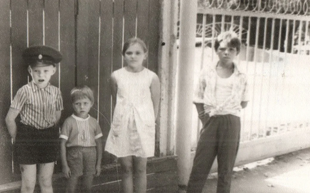 А здесь – брат нашей героини, Витя, сосед Андрей, Таня и сосед Сергей, 70-е годы.