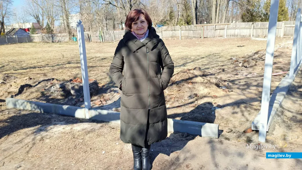Татьяна Кубасова на том самом месте, где когда-то находился дом, в котором она жила в детстве.