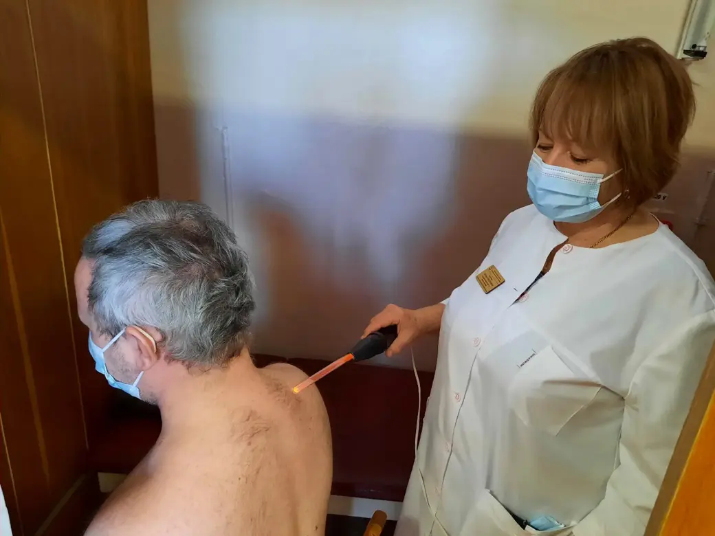 Процедуры в отделении реабилитации и физиотерапии Могилевской центральной поликлиники.