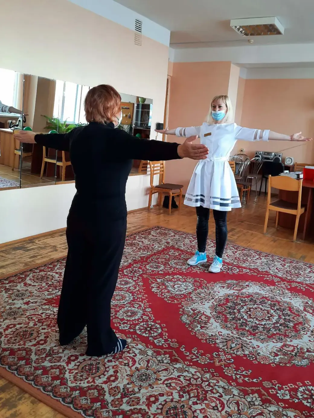 На занятиях лечебной гимнастикой в отделении реабилитации и физиотерапии в Могилевской центральной поликлинике.