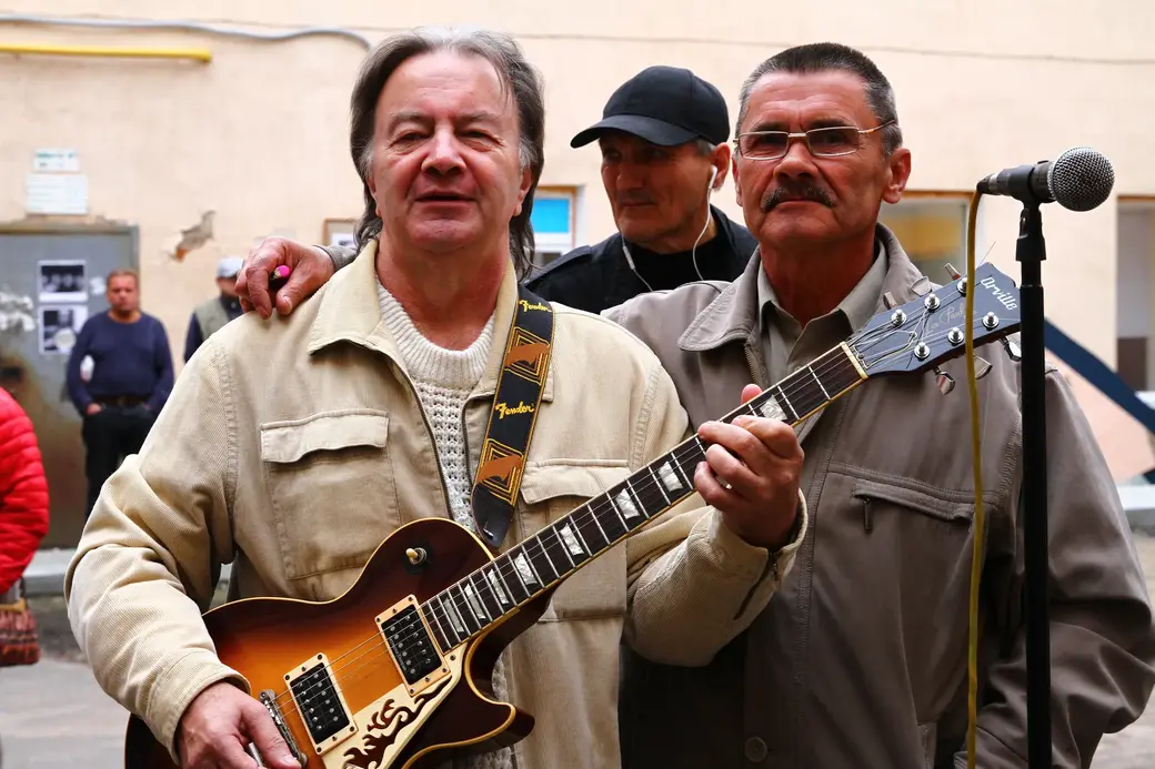 Валерий Катков и Анатолий Киреев во время знаменитой тусовки «Не забывайте своих старых друзей!» во дворе Алика Кузькина. (На заднем плане Володя Морозов). Могилев, 2018