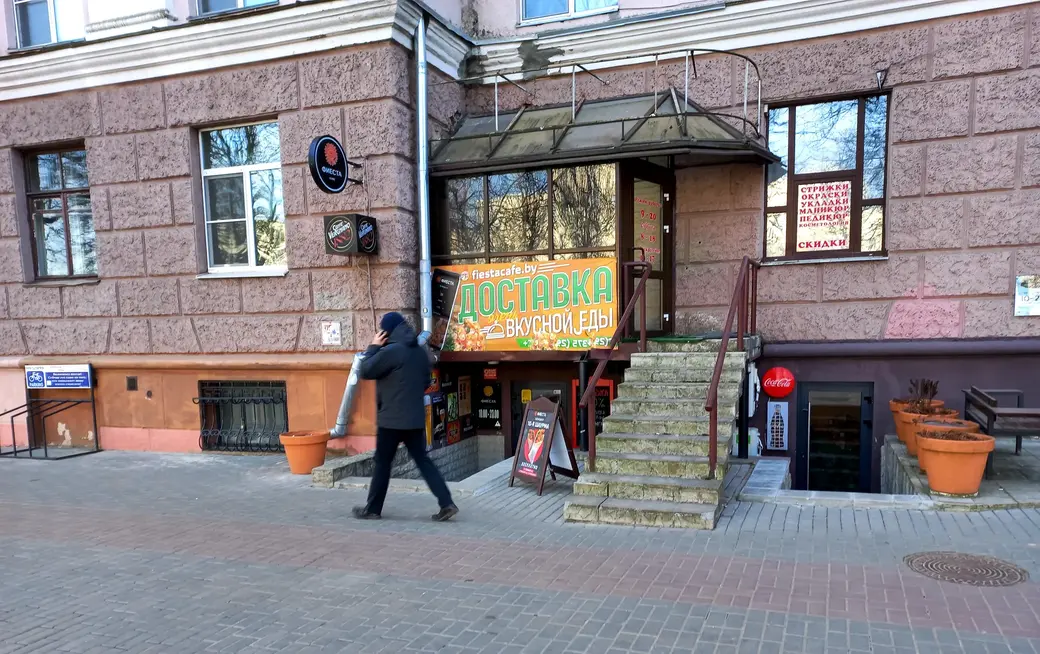 Сегодня в кафешке уже аж два ступенчатых входа. Могилев, март 2022 года