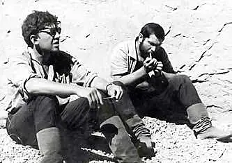 Сол Шульман (слева) с коллегой на съемках в Каракумской пустыне.