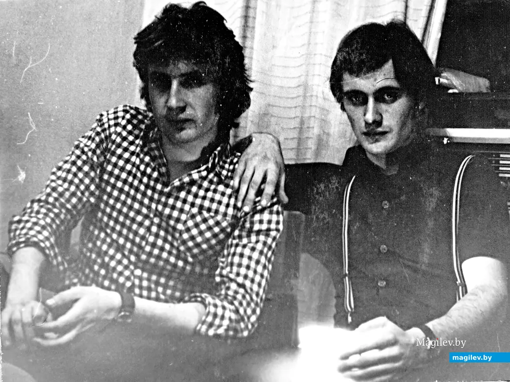 Автор текста и Витя Морозевич (справа) в комнате 536 первого общежития ММИ во время составления плэй-листа радиопередачи. Этажом ниже находится радио-узел. Могилев,