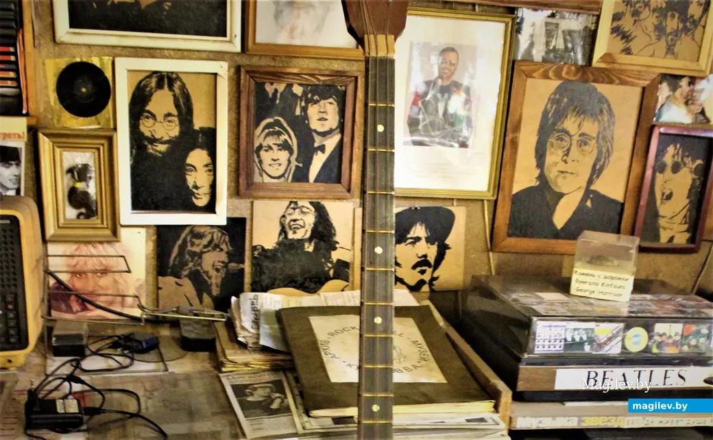 Джона Леннона и Йоко Оно разыскать на стене битловского музея Володи Кутузова могут не только знатоки из телевизионной игры. Могилев, Папенка, 2014 год