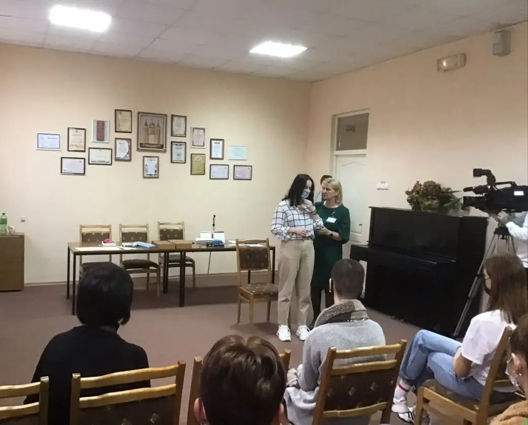 Наша героиня обучает студентов МГУ им.А.А.Кулешова, как помогать незрячим людям