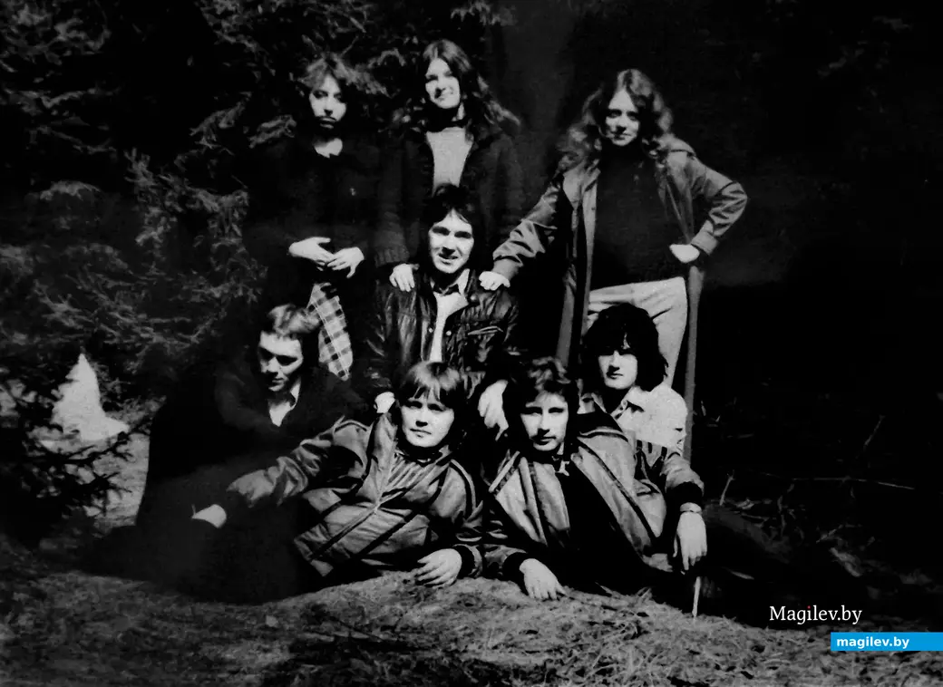 Эти молодые люди (в центре один из активных деятелей по музыкальному радиовещанию Сергей Лосихин) в первом общежитии ММИ проводили немалую часть своего свободного