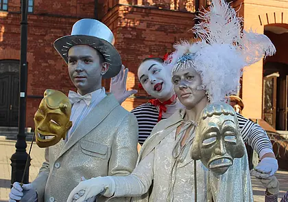 Фрак и парик. Сценические костюмы можно взять напрокат в Могилевском драмтеатре