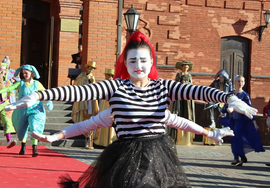 21.03.2022 год. Открытие Международного молодежного театрального форума «M@rt-контакт».