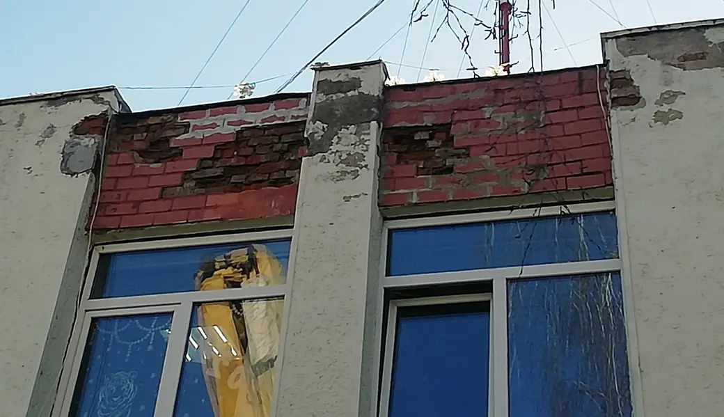 С фасада здания над банкоматом обвалилась керамическая плитка. Могилев, 23.03.2022