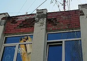 С фасада здания над банкоматом обвалилась керамическая плитка