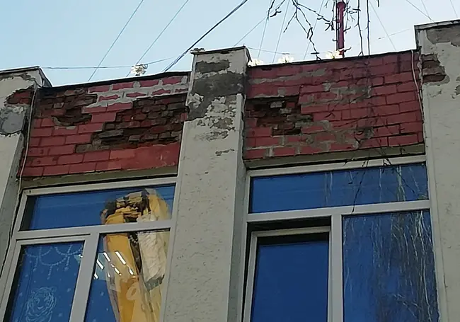 С фасада здания над банкоматом обвалилась керамическая плитка