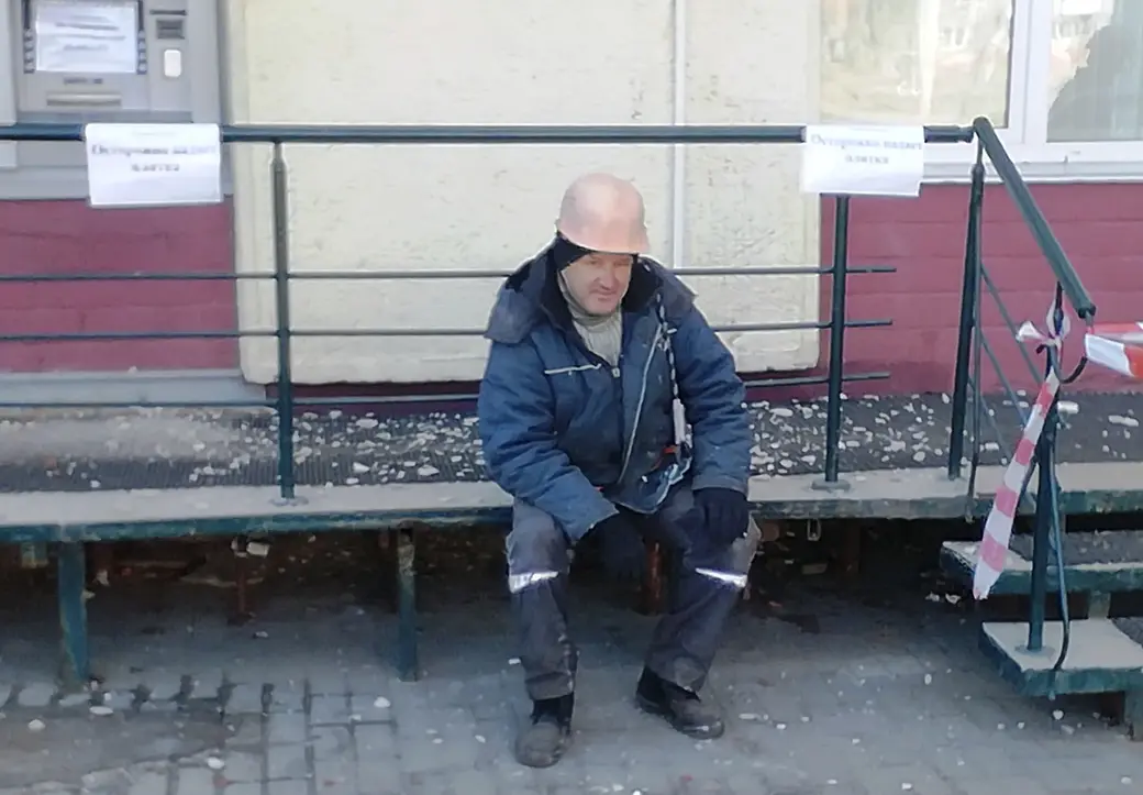 С фасада здания над банкоматом обвалилась керамическая плитка. Могилев, 23.03.2022