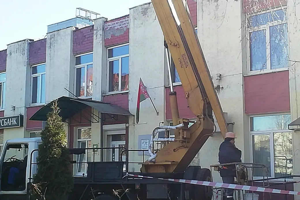 С фасада здания над банкоматом обвалилась керамическая плитка. Могилев, 23.03.2022