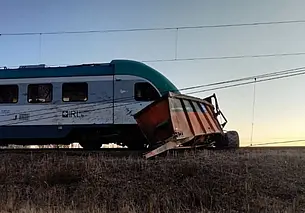 Поезд Могилев-Минск на переезде столкнулся с тракторным прицепом (дополнено)