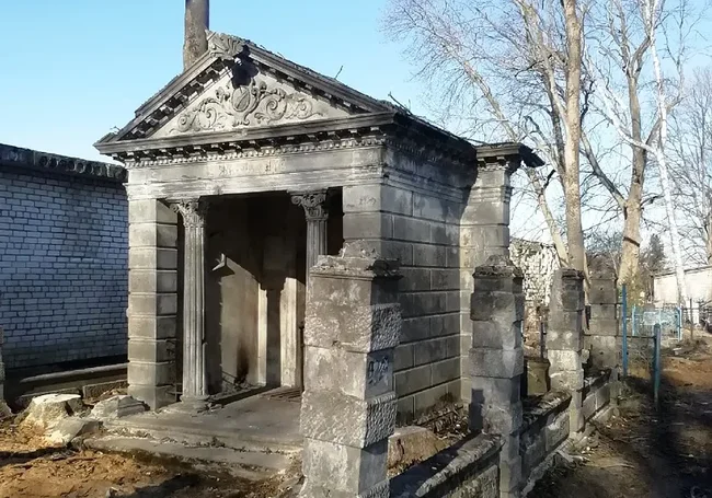 Успенское кладбище в Могилеве: заброшенные могилы, согнутые кресты, кованые ограды