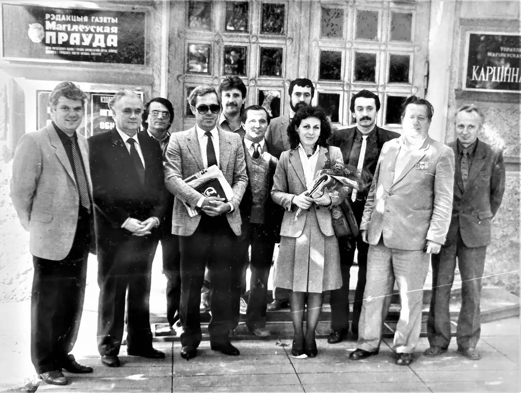 Сотрудники газеты «Могилевская правда» с журналистами из Болгарии перед посещением Могилевской областной типографии. Могилев, 1988 год