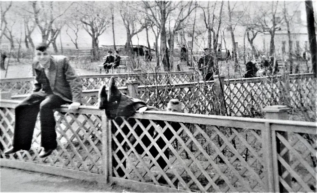 Даже тогда, когда «Байконура» еще не было, люди имели проблемы с сохранением равновесия неподалеку от того места, где позже пивбар появился. Снимок начала 1960-х.